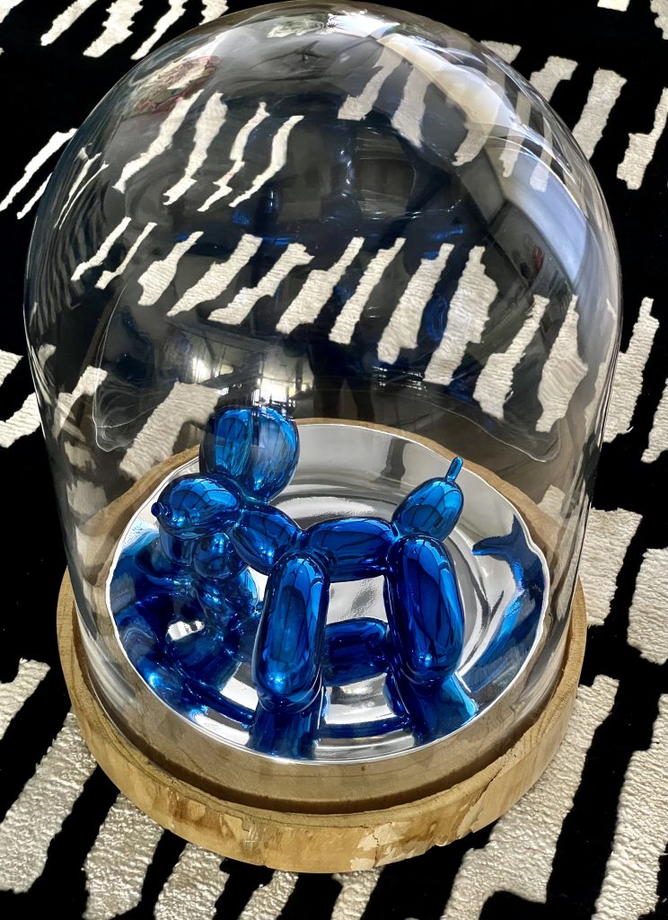 Jeff Koons, <em>Balloon Dog</eM>. Photo courtesy of Mashonda Tifrere.